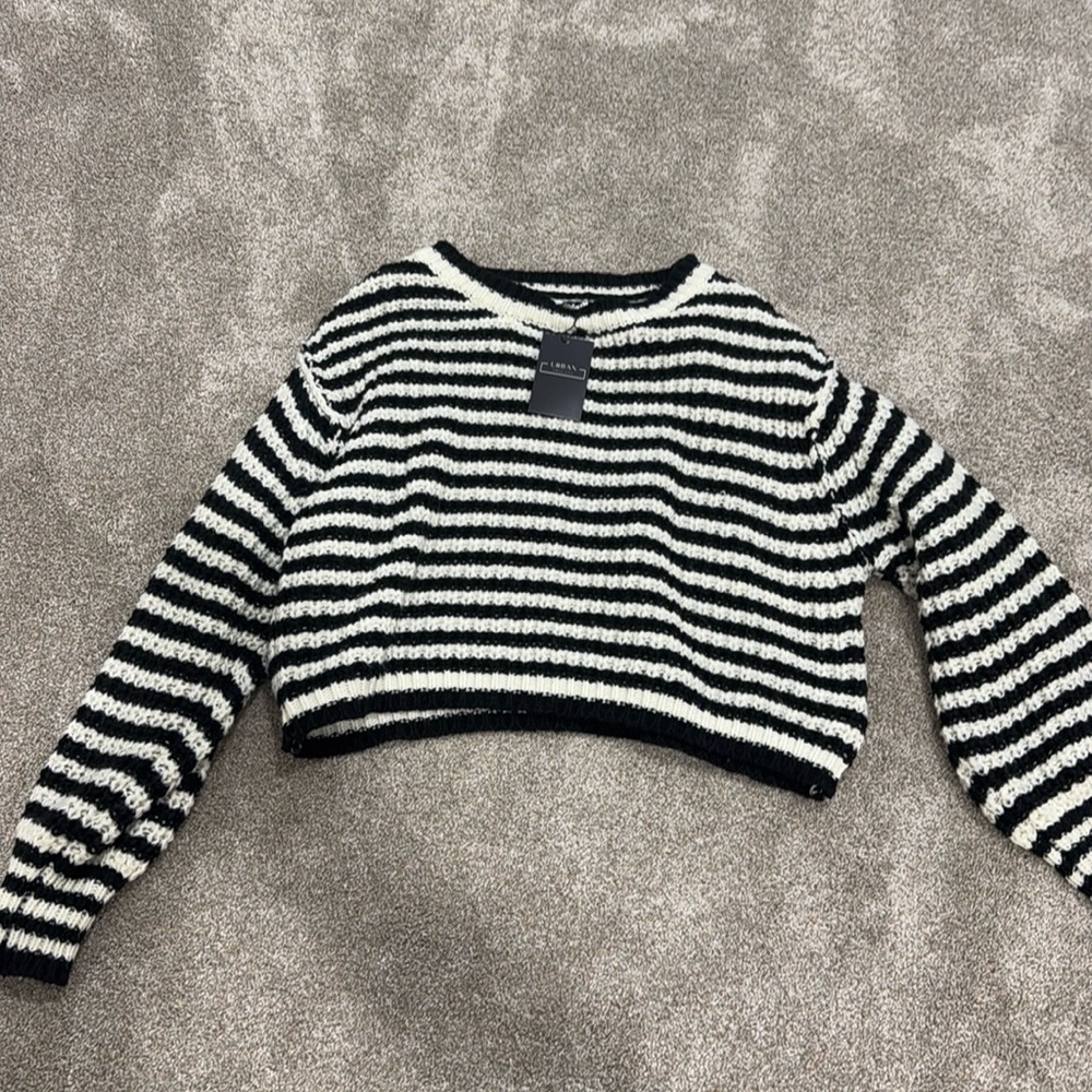 Over sized knit crop sweater - new with tag